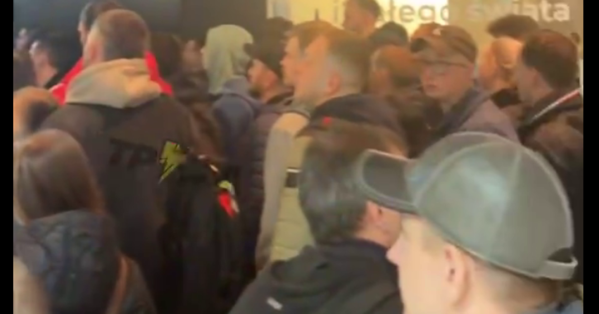 Черги в центрах видавання паспортів за кордоном публікують у Мережі