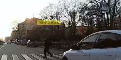 Водитель не пытался тормозить: в Харькове бизнесмены-активисты помогут мальчику, которого сбили на "зебре" (видео)