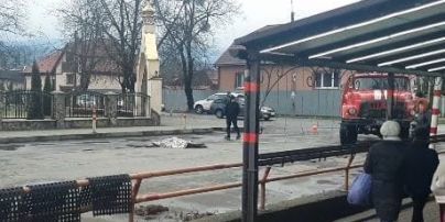 На Закарпатье после наезда грузовика женщине оторвало голову: видео
