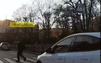 Водитель не пытался тормозить: в Харькове бизнесмены-активисты помогут мальчику, которого сбили на "зебре" (видео)