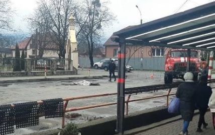 На Закарпатье после наезда грузовика женщине оторвало голову: видео