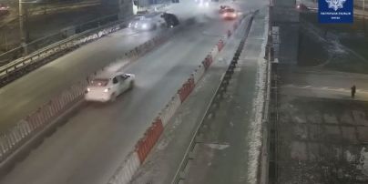 Видео шокирующего ДТП в Киеве: пассажира выбросило во время сальто автомобиля