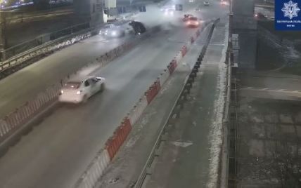 Відео карколомної ДТП у Києві: пасажира викинуло під час сальто автівки