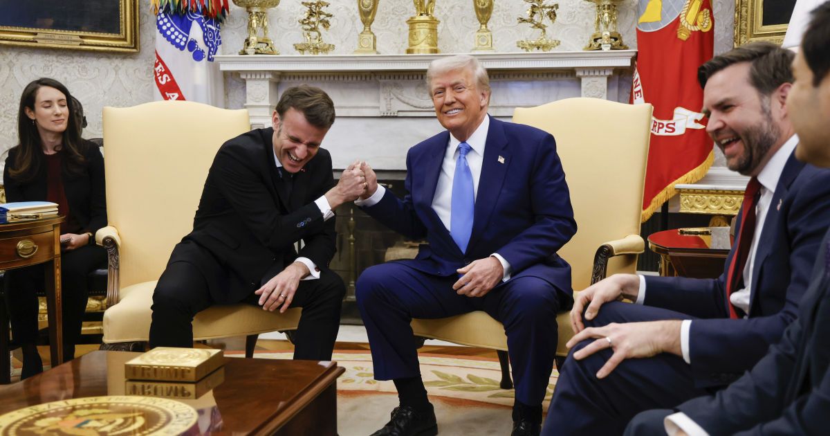 Трамп і Макрон в Овальному кабінеті Білого дому у Вашингтоні в понеділок, 24 лютого 2025 року.