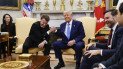 Трамп і Макрон в Овальному кабінеті Білого дому у Вашингтоні в понеділок, 24 лютого 2025 року.