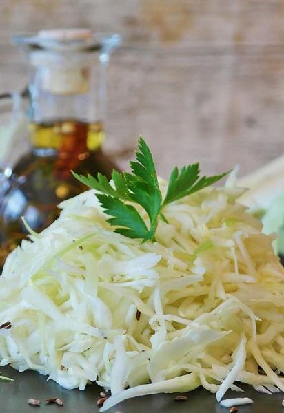 Квашена капуста є дуже корисним та смачним продуктом