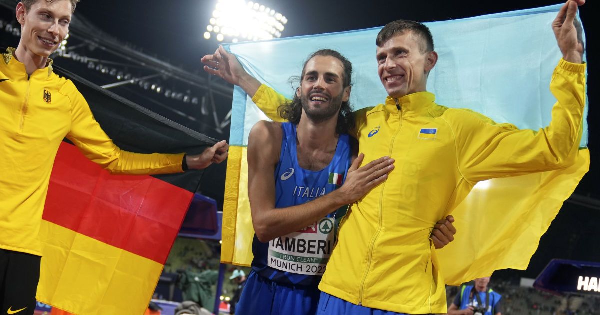 Чемпион Европы по прыжкам в высоту подбежал и эмоционально поздравил украинца с "бронзой" после его удачной попытки: видео
