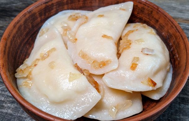 Вареники с сыром и картофелем обычно готовили на Масленицу в Украине.