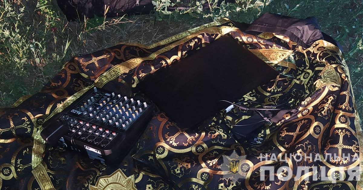 У Полтавській області 23-річний безхатько вкрав з церкви одяг для богослужінь, ноутбук та мікшер (фото)