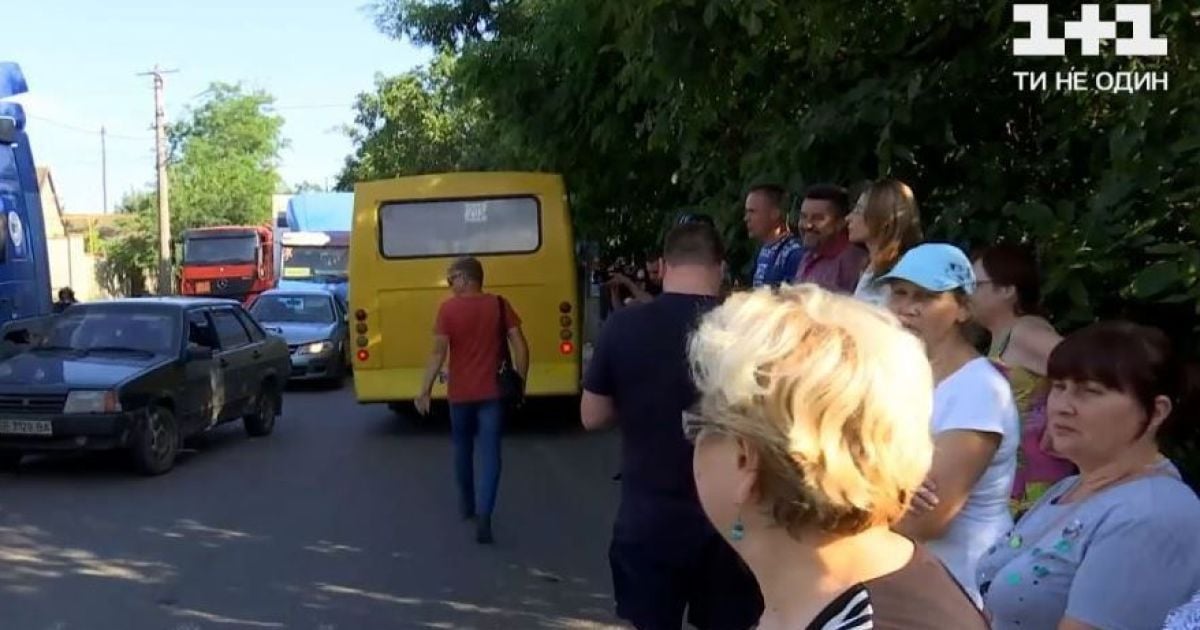 В Одессе жители одной из улиц перекрыли движение грузовикам