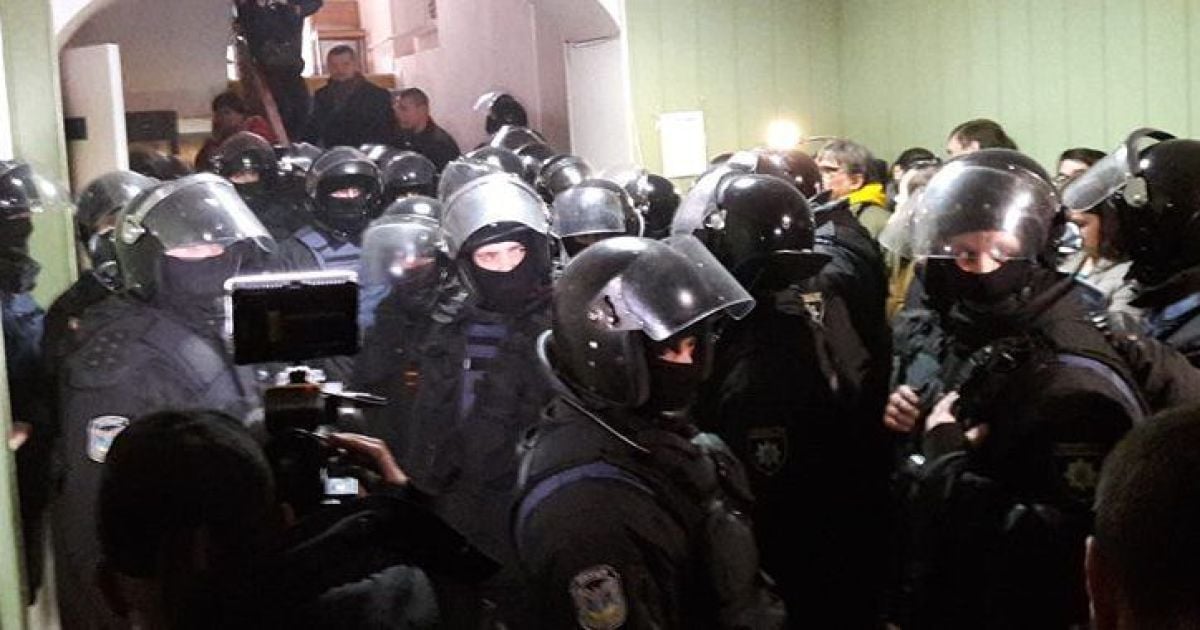 Силовики в Святошинском суде ударили и задержали журналиста. Активистов в крови завели в автозак