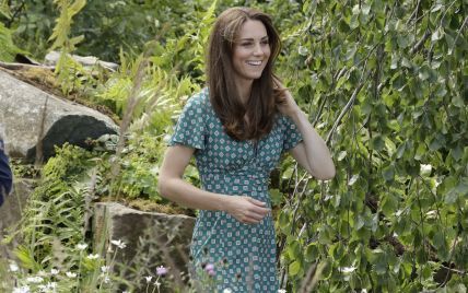 В новом платье и с безупречной укладкой: герцогиня Кембриджская на мероприятии в саду в Хэмптон-Корте
