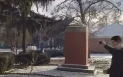 На Полтавщині під час демонтажу пам'ятник Леніну "завис" у повітрі
