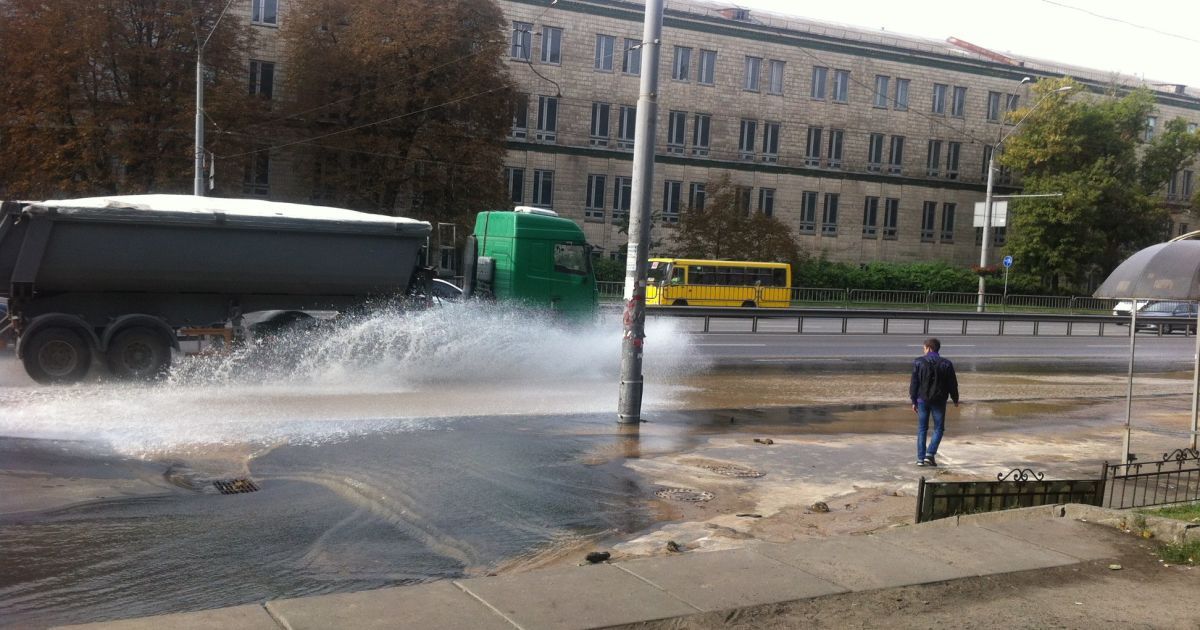 В Киеве в результате аварии на водопроводной магистрали залило проезжую часть проспекта