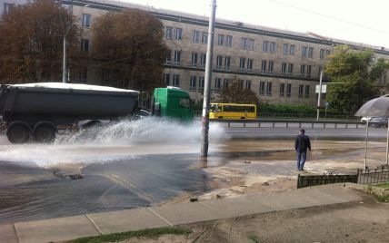 В Киеве в результате аварии на водопроводной магистрали залило проезжую часть проспекта