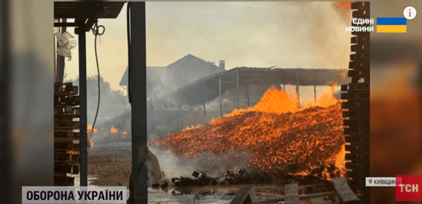 На Київщині через російську атаку спалахнула пожежа на підприємстві: фото, відео