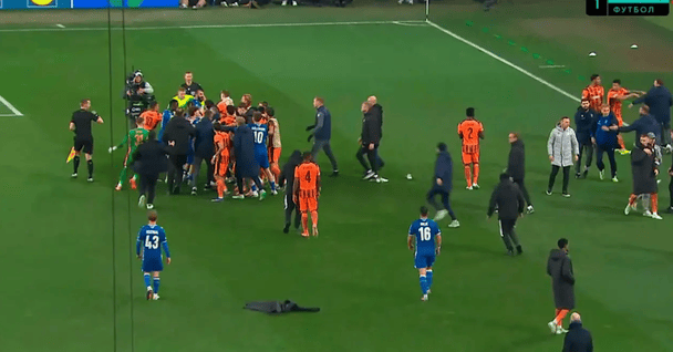 Сутичка між гравцями "Шахтаря" і "Леха" / скриншот трансляції MEGOGO