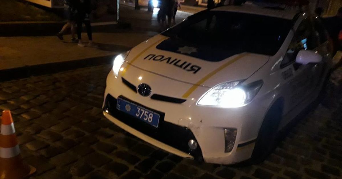 У Львові патрульні збили на пішохідному переході дівчину