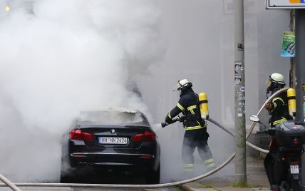 Улицы в огне и столбы дыма над городом. Самые зрелищные видео протестов в Гамбурге