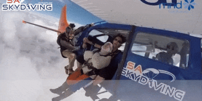 В Австралии засняли, как 102-летняя парашютистка прыгнула с высоты 4 тыс. метров