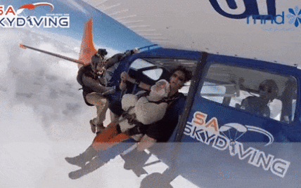 В Австралії зафільмували, як 102-річна парашутистка стрибнула з висоти 4 тис. метрів