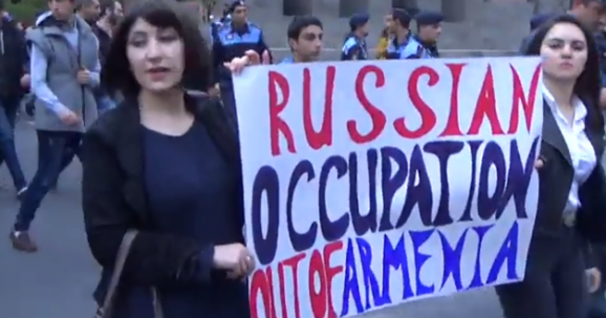 Российское посольство снова забросали яйцами. На этот раз в Армении