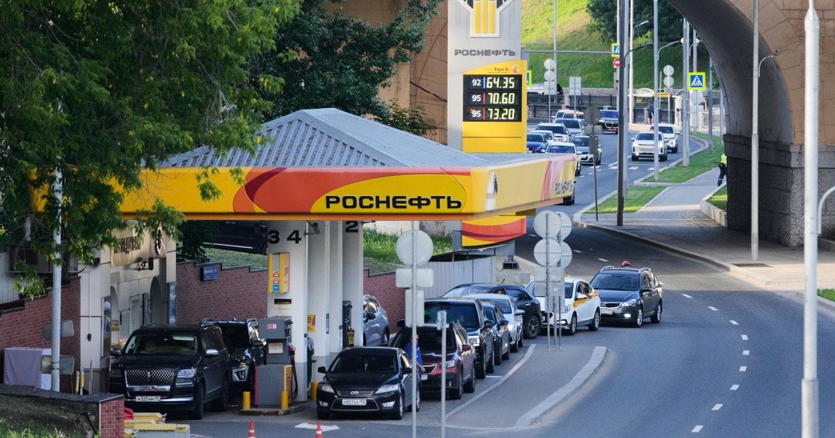 Черга перед заправкою у Москві