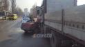 Смертельна ДТП в Києві: легковик влетів під припарковану вантажівку