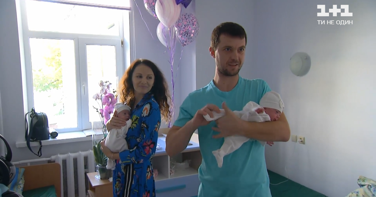 В Киеве родились двойняшки весом по пол килограмма: как выхаживали девочек размером с ладонь