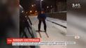 Экстремалы катаются на лыжах, зацепившись за авто в Ровно