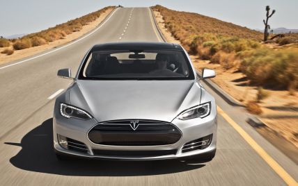 Tesla Model S победила именитого дрэг-рейсера (Видео)