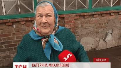 Як скромна бабця з великою рогатою худобою уживається із великими та  заможними сусідами
