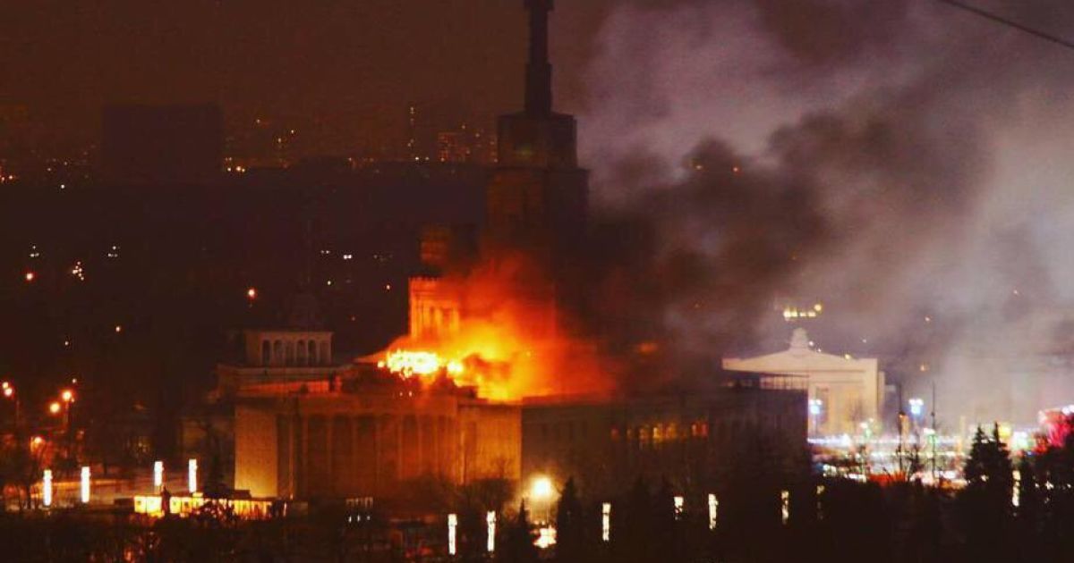 В Москве посреди ночи пылал главный корпус ВДНХ
