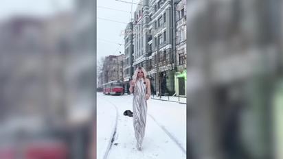 Монро на каблуках прогулялась по снежному Подолу
