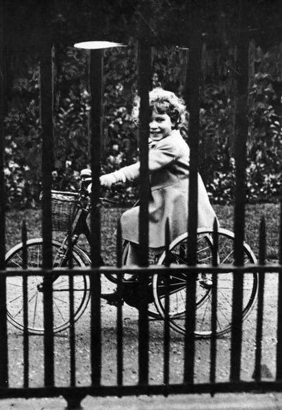 Принцесса Елизавета на своем трехколесном велосипеде, 1931 год / © Getty Images