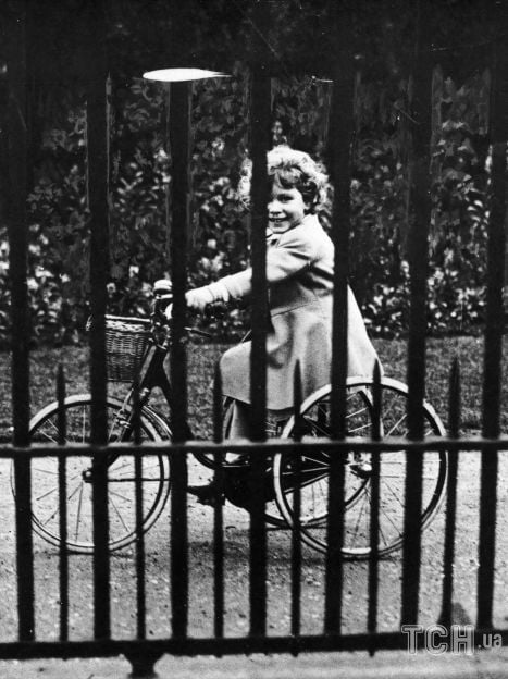 Принцесса Елизавета на своем трехколесном велосипеде, 1931 год / © Getty Images