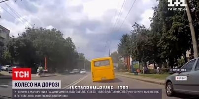 Новини України: у Рівному пасажирський бус залишився без колеса просто під час руху