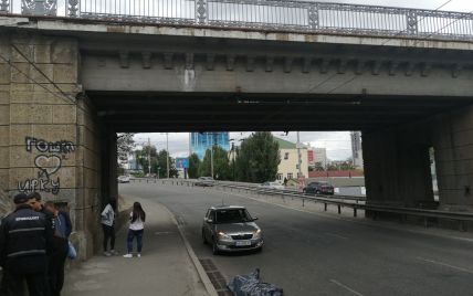 У Києві чоловік впав на дорогу із залізничного мосту та розбився на смерть