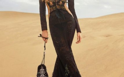 Красотка в пустыне: Стелла Максвелл сексуально рекламирует наряды от Roberto Cavalli