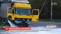 Возле Днепра фура на скорости снесла светофор и вылетела на железнодорожные пути