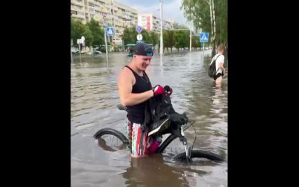Злива затопила Мінськ: на вулицях утворилися водоспади, а перехожі влаштовували запливи (відео)