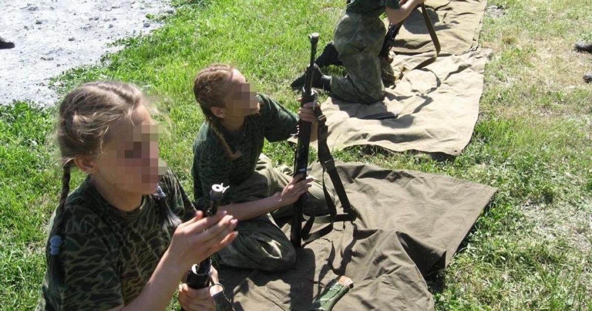 Бойовики РФ готують дітей до участі у бойових діях: з'явилися фото з таборів