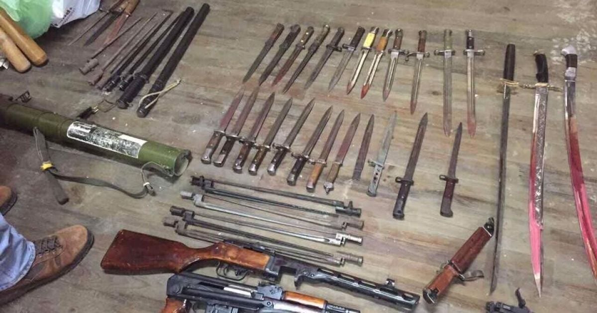 На Сумщине замначальника полиции попался на взятке, дома нашли оружие и флаг РФ