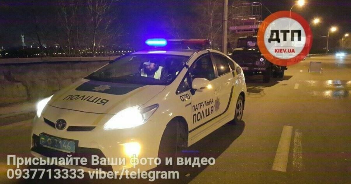 авто збило стовп на Дніпровській Набережній у Києві_4 / © dtp.kiev.ua