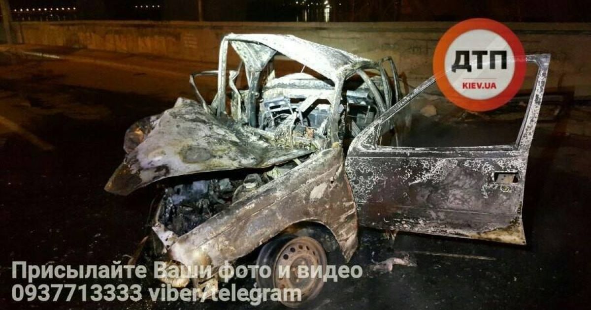 авто збило стовп на Дніпровській Набережній у Києві_7 / © dtp.kiev.ua