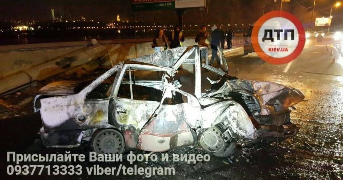 авто збило стовп на Дніпровській Набережній у Києві_13 / © dtp.kiev.ua