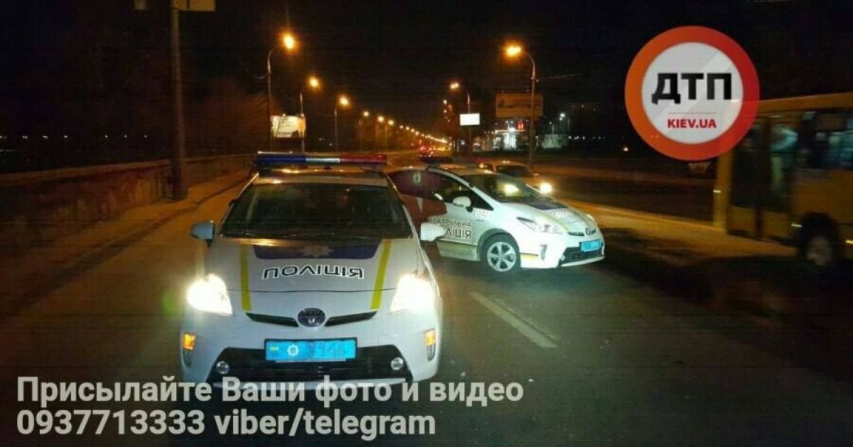 авто збило стовп на Дніпровській Набережній у Києві_5 / © dtp.kiev.ua