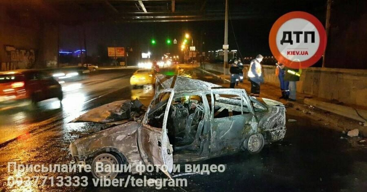 авто збило стовп на Дніпровській Набережній у Києві_12 / © dtp.kiev.ua