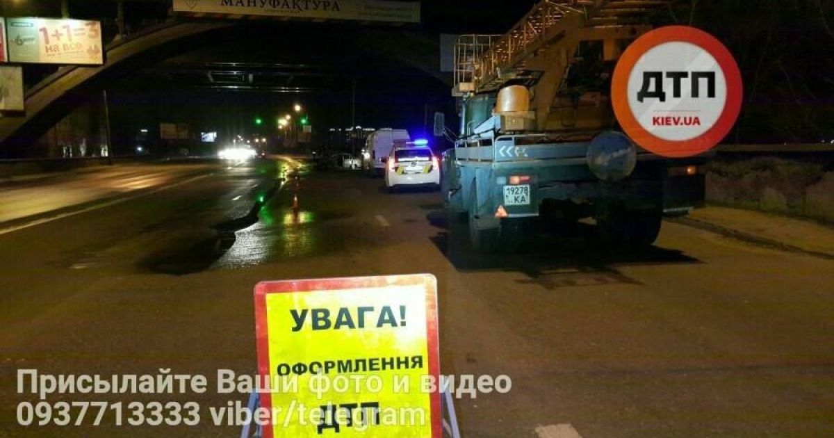 авто збило стовп на Дніпровській Набережній у Києві_10 / © dtp.kiev.ua