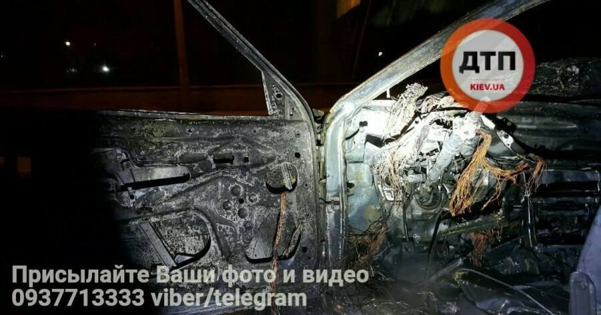 авто збило стовп на Дніпровській Набережній у Києві_2 / © dtp.kiev.ua